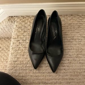 Lord and Taylor 424 Fifth Pumps